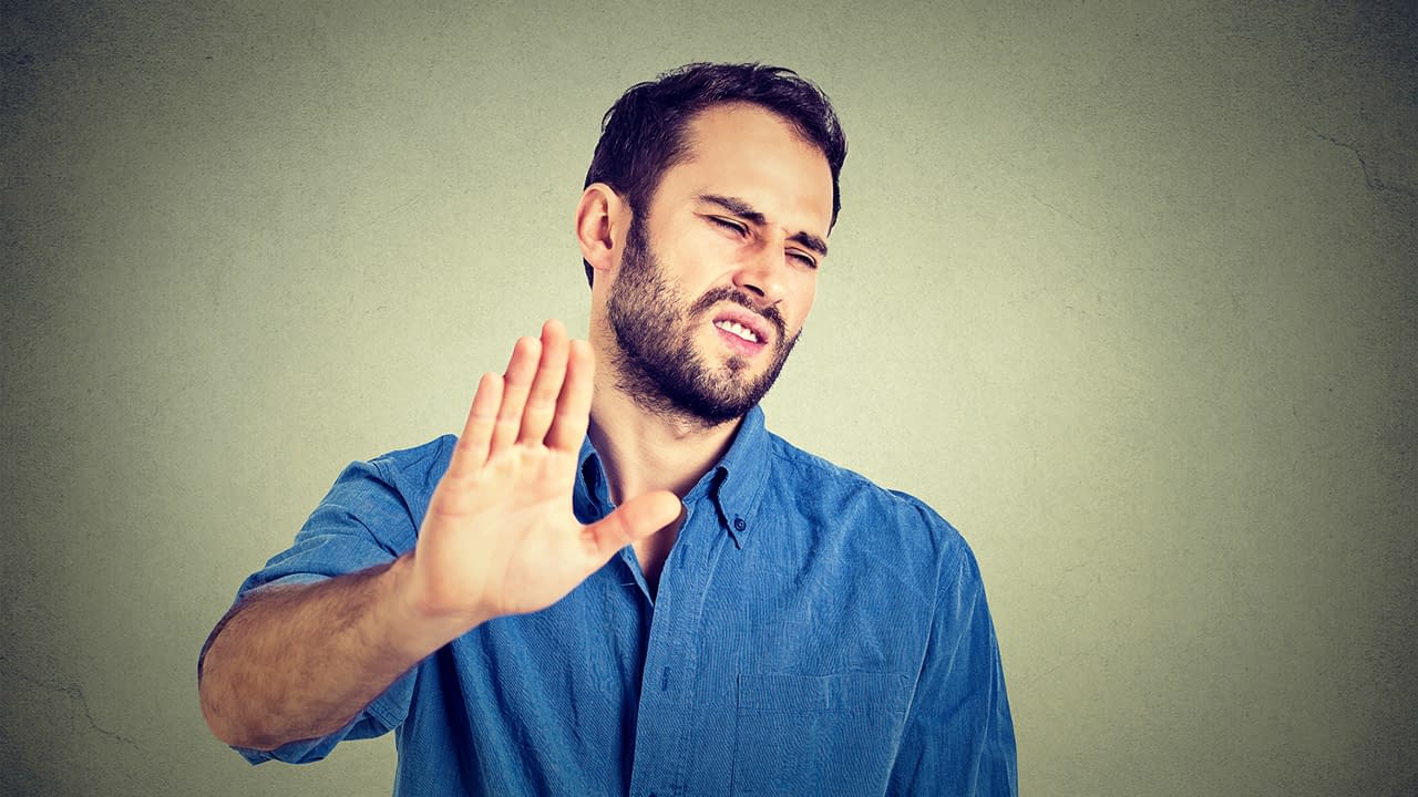 Jovem com expressão de rejeição