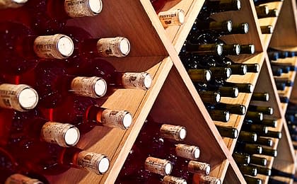 Adega com vários tipos de vinho