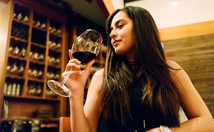 Jovem apreciando vinho