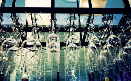 Diversos tipos de taça de vinho penduradas